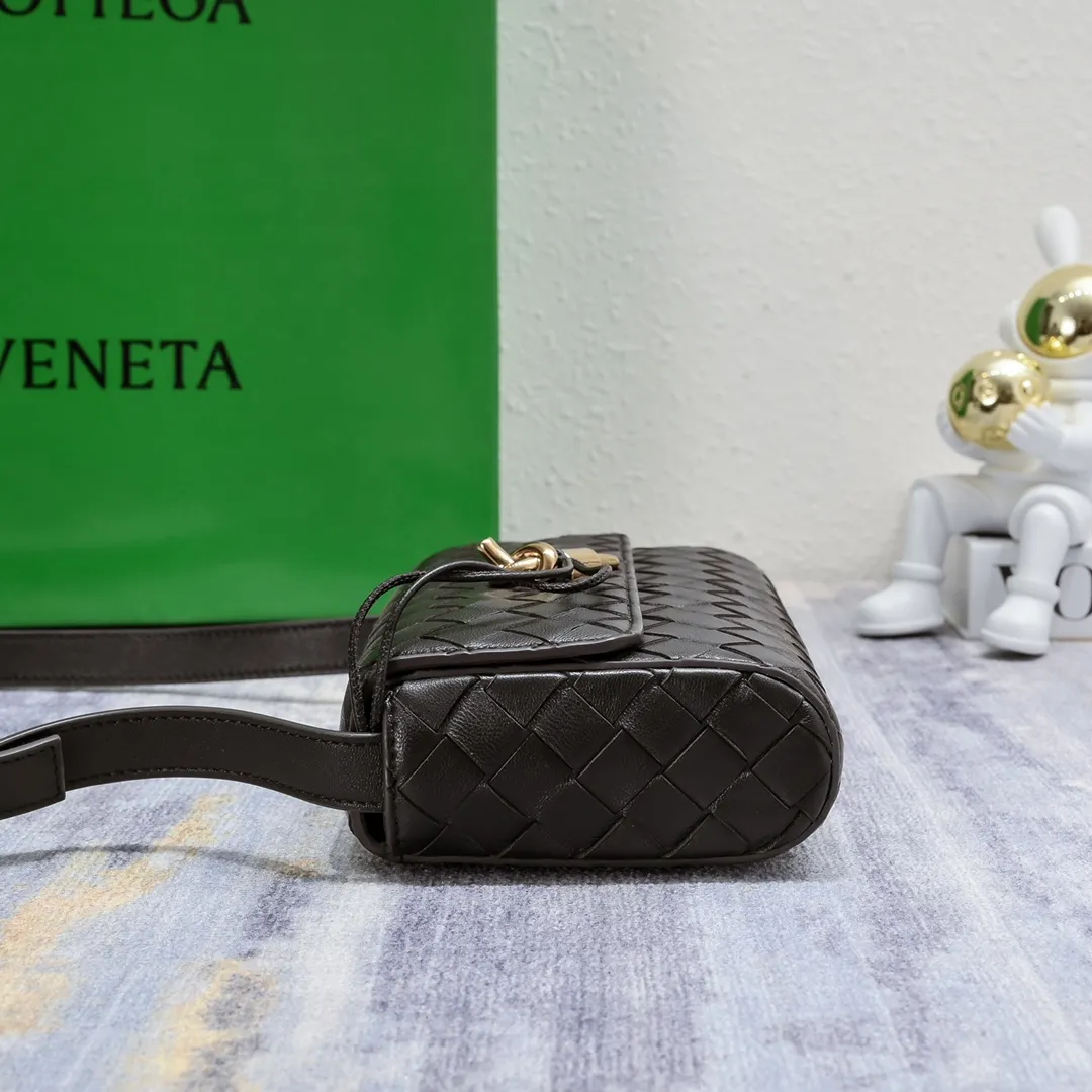 Batch 1420 Bottega Veneta's new style 🆕 mini andiamo bag is so pretty. The dark brown color is very versatile. It is high-end and casual and sexy. Andiamo is not only a commuter bag 🥰 It can be worn crossbody and carried by hand, and it is no problem to match it with evening wear. It can be matched with clothes casually, showing high-end elegance. Style number: 5545 Size: 21.5*13*4.5cm